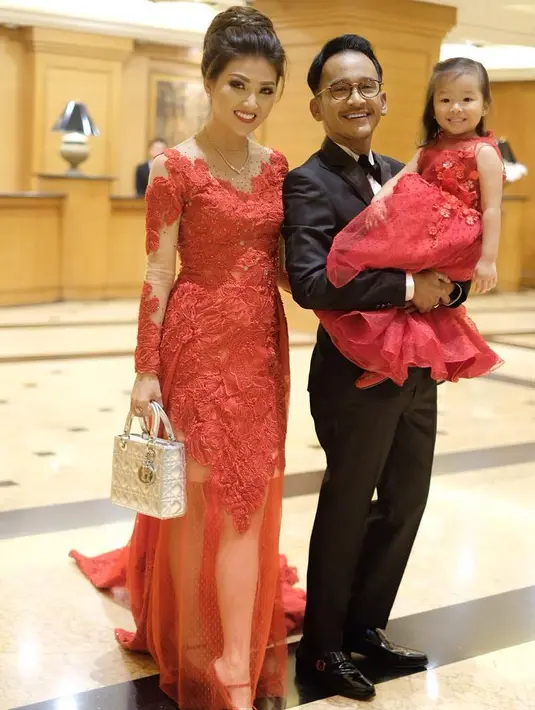 "Aku yang jaga, papi mertua aku juga jaga gitu. Kalau berangkat sekolah tetap sama ayahnya (Ruben), makanya saya enggak ambil kegiatan pagi karena harus urus anak,” jelasnya. (Instagram/sarwendah29)