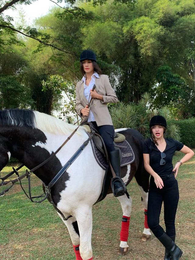 5 Momen Seru Adinda Bakrie dan Nia Ramadhani Menunggag Kuda