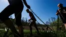 Peserta menarik rantai yang membawa beban saat mengikuti kompetisi Tough Viking di Stockholm, Swedia (12/5). Kompetisi ketangkasan ini dirancang oleh spesialis di Angkatan Bersenjata Swedia. (AFP/Jonathan Nackstrand)