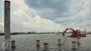 Alat berat mengeruk lumpur dan memasang tiang pancang untuk proyek pembangunan tembok penahan rob ( Giant Wall Sea ) di Kawasan Tambak Lorok Semarang, Jumat ( 12/2). (Gholib)