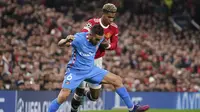 Penyerang Manchester United, Marcus Rashford berusaha merebut bola dari gelandang Atletico Madrid, Koke pada pertandingan leg kedua babak 16 besar Liga Champions di Old Trafford, Inggris, Rabu (16/3/2022). Atletico Madrid menang atas MU 1-0. (AP Photo/Dave Thompson)