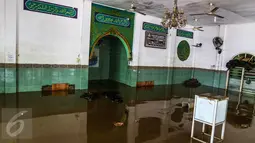 Air bercampur lumpur menggenangi masjid di komplek Pondok Gede Permai, Jatiasih, Bekasi, Jumat (22/4). Ratusan rumah di kompleks tersebut terendam banjir dan sebagian rusak akibat luapan aliran sungai Bekasi usai hujan deras. (Liputan6.com/Fery Pradolo)