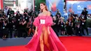 Dayane Mello berlenggak-lenggok di atas karpet merah saat menghadiri Festival Film Venice ke-73 di Venice, Italia(3/9). Gaun yang terbelah hingga perut membuat organ intim dirinya nyaris terlihat. (REUTERS / Alessandro Bianchi) 