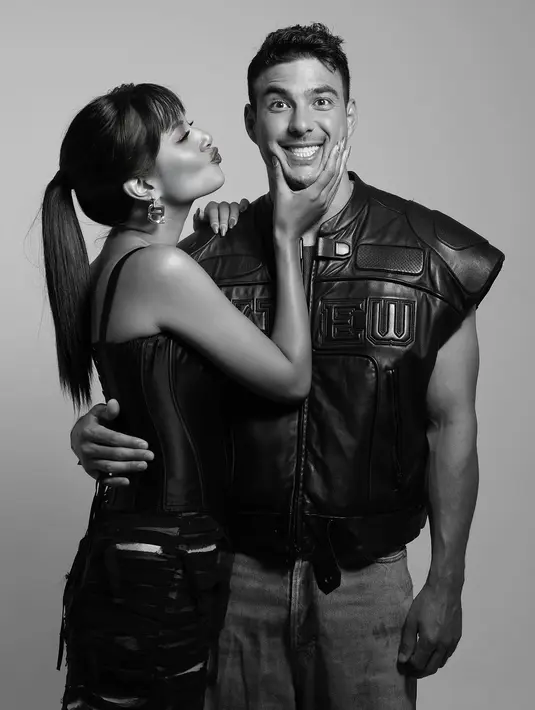 Aurelie dengan corset top hitam dan bawahan leather warna senada. [@aurelie].