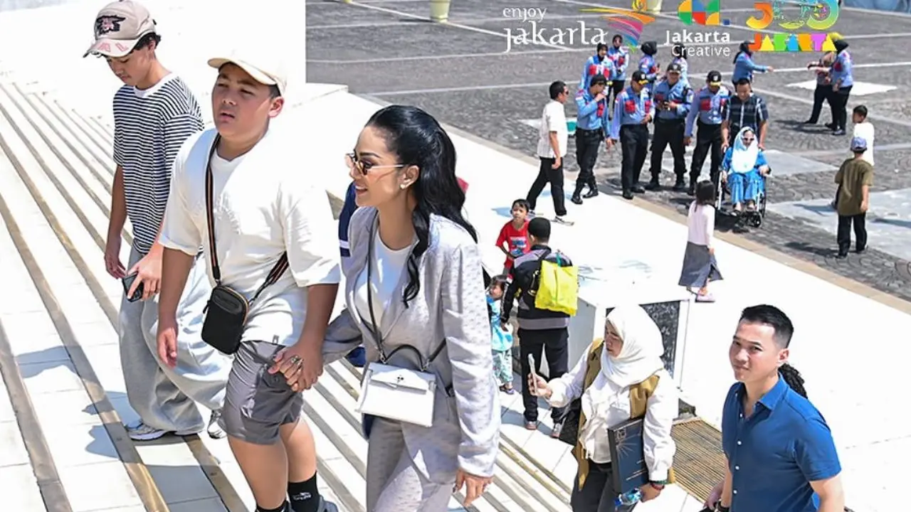 Tampilan Chic Krisdayanti Ajak Anak Cucu Wisata Keliling Jakarta Naik Transportasi dan Tenteng Tas Hermes