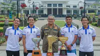 Wali Kota Bandung, Muhamd Farhan (tengah, berfoto bersama pemain-pemain Persib Bandung dan sebagian dari trofi juara yang pernah diraih Maung Bandung dalam sejarah berkompetisi di Liga Indonesia. Persib akan menambah trofi setelah dipastikan menjadi juara BRI Liga 1 2024/2025. (Bola.com/Erwin Snaz)