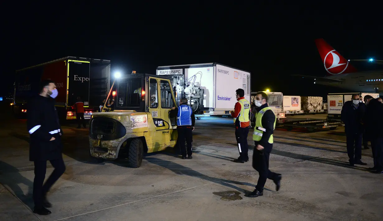 Sebuah kargo yang memuat boks-boks vaksin COVID-19 Sinovac asal China tiba di Bandara Esenboga di Ankara, Turki, pada 30 Desember 2020. Gelombang pertama sebanyak 3 juta dosis vaksin COVID-19 Sinovac asal China tiba di ibu kota Turki, Ankara, pada Rabu pagi waktu setempat. (Xinhua/Mustafa Kaya)