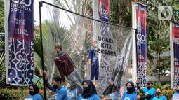 Aktivis lingkungan membawa boneka saat melakukan demonstrasi di depan Balai Kota DKI Jakarta, Jumat (16/9/2022). Aksi tersebut memperingati satu tahun kemenangan warga negara untuk hak udara bersih. Meski telah menang, menurut mereka belum ada satu pun putusan hakim yang dijalankan para tergugat. (Liputan6.com/Faizal Fanani)