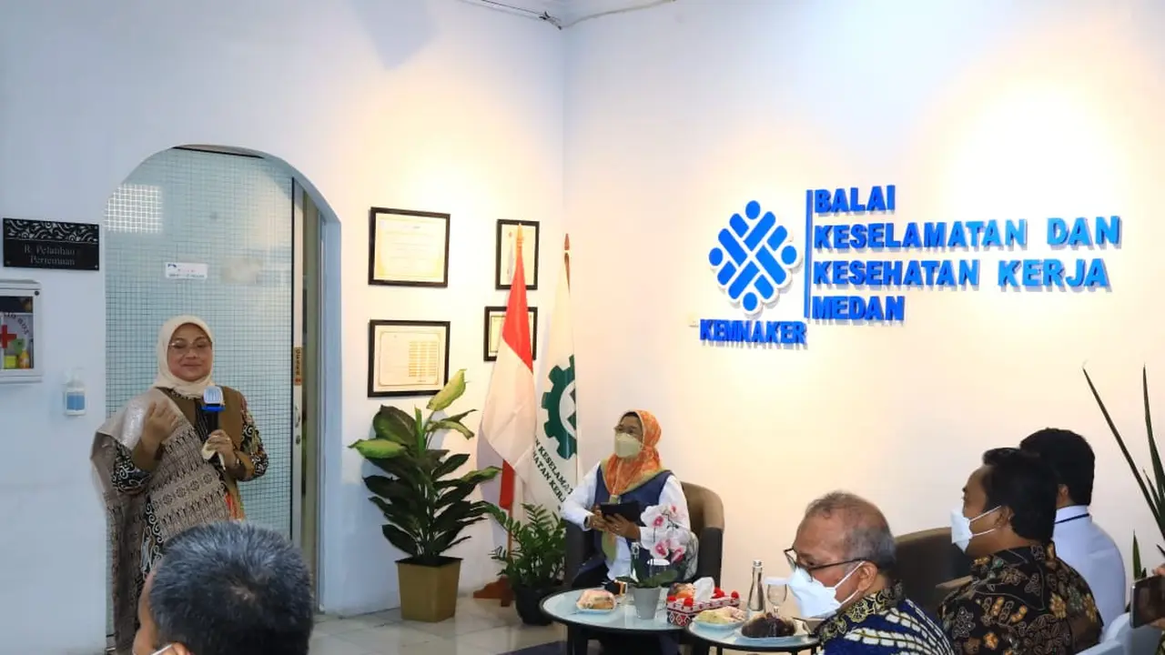 Menaker Ida, saat melakukan kunjungan di Balai K3 Medan, Sumatera Utara, Selasa, (17/5). (Istimewa)