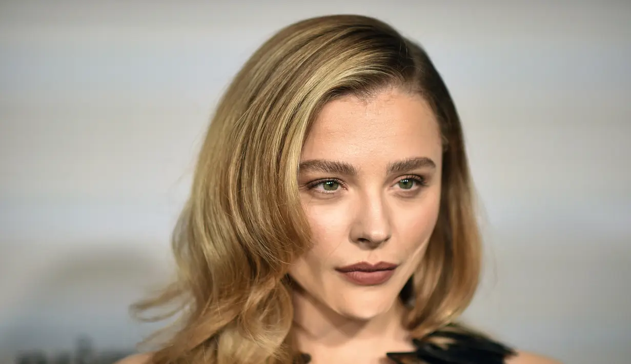 Chloe Grace Moretz berpose saat tiba menghadiri acara pemutaran perdana serial sci-fi "The Peripheral" Ace Hotel di Los Angeles pada Selasa, 11 Oktober 2022. Bintang Greta berusia 25 tahun itu menata rambutnya dalam gelombang Hollywood yang glamor, yang mengalir di bahu kanannya. (Photo by Richard Shotwell/Invision/AP)