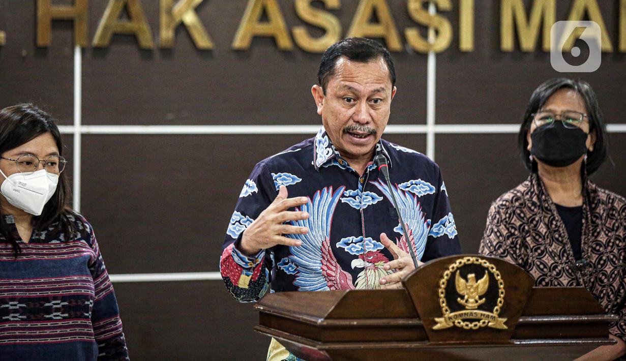 Ketua Komnas HAM Ahmad Taufan Damanik menyampaikan keterangan perkembangan pemantauan dan penyelidikan atas peristiwa baku tembak yang terjadi di rumah dinas mantan Kadiv Propram Polri di Kantor Komnas HAM, Jakarta, Senin (8/8/2022). Komnas HAM menggandeng Komnas Perempuan untuk memeriksa istri Irjen Ferdy Sambo, Putri Candrawathi, terkait kasus tewasnya Brigadir Nofriansyah Yoshua Hutabarat atau Brigadir J. (Liputan6.com/Faizal Fanani)