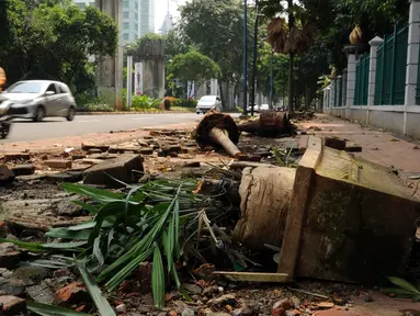 Kondisi pedestrian di sekitar Jalan Asia Afrika, Jakarta, Selasa (24/5/2016). Pasca pembongkaran lapak pedagang tanaman pekan lalu, sisa sisa pembongkaran masih terlihat dan membuat kondisi trotoar terlihat berantakan. (Liputan6.com/Helmi Fithriansyah)