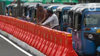 Pengemudi bajaj menunggu penumpang di jalur khusus angkutan umum Stasiun Tanah Abang, Jakarta Pusat, Jumat (5/6/2020). Selain jalur khusus angkutan umum, fasilitas untuk pejalan kaki di Stasiun Tanah Abang juga diperbarui agar penumpang lebih aman dan nyaman. (Liputan6.com/Johan Tallo)