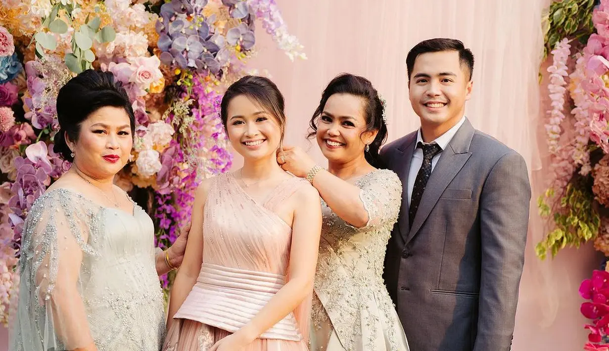 Potret bahagia Gritte resmi dilamar sang kekasih yang telah 11 tahun bersama. Gritte tampil anggun mengenakan gaun warna nude. [Instagram/gritteagathaa]