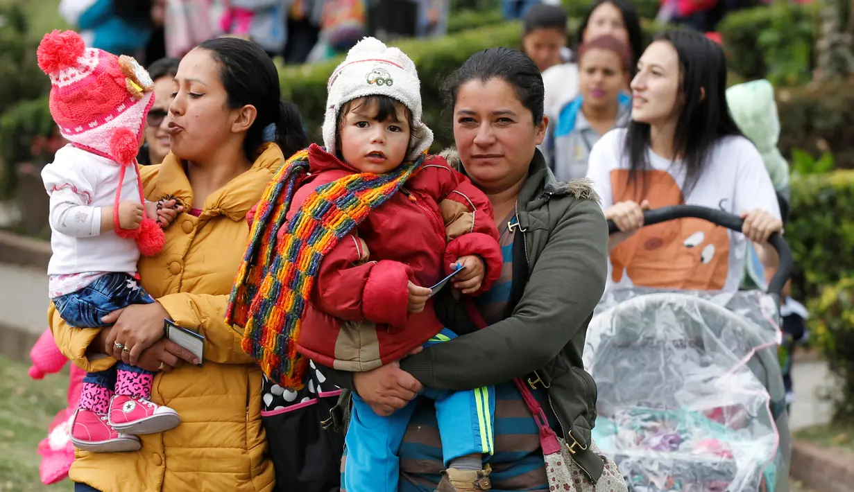Para ibu dan anaknya saat memperingati Pekan ASI Dunia di Bogota, Kolombia (3/8). Aksi ini untuk mengkampanyekan pentingnya manfaat Air Susu Ibu (ASI) untuk kesehatan bayi dan balita. (REUTERS/John Vizcaino)