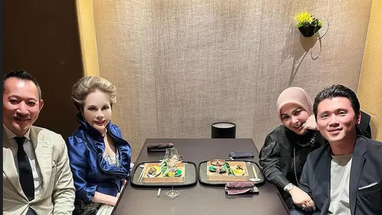 Gaya Syahrini dan Dewi Soekarno saat Makan Bersama, Glamor dengan Karakter Kuat yang Tak Terlupakan