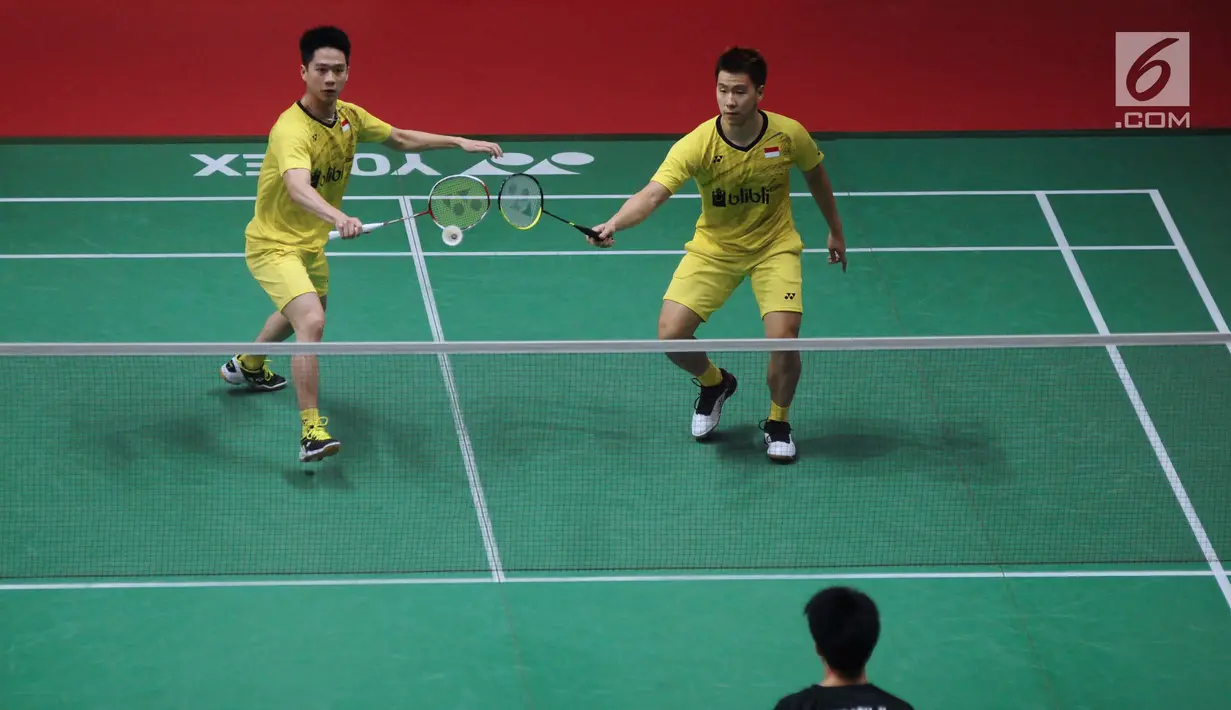 Ganda putra Indonesia, Kevin Sanjaya/Marcus Gideon mengembalikan kok ke arah Tinn Isriyanet/Kittisak Namdash (Thailand) pada babak pertama Indonesia Masters 2018 di Istora Senayan, Rabu (24/1). Kevin/Marcus unggul. (Liputan6.com/Helmi Fithriansyah)