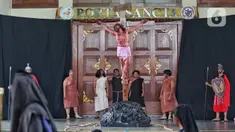 Umat Katolik memeragakan drama penyaliban Yesus Kristus dalam Tablo Jalan Salib atau Tablo Jumat Agung di Gereja Santo Matius Penginjil Bintaro, Tangerang Selatan, Banten, Jumat (18/4/2025). (Liputan6.com/Angga Yuniar)