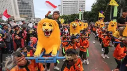 Anak-anak diarak dengan Sisingaan Jaipong dalam parade kebudayaan "Aksi Kita Indonesia" di Bundaran HI, Jakarta, Minggu (4/12). Parade kebudayaan itu menampilkan berbagai pertunjukan kesenian dari Sabang sampai Merauke.  (Liputan6.com/Fery Pradolo)