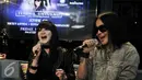 Ita Purnamasari (kiri) dan Atiek CB melantunkan lagu saat konferensi pers konser 'Terbaik Untukmu' di kantor Warner Music, Jakarta, Selasa (18/10). Atiek CB, Nicky Astria dan Ita Purnamasari akan menggelar konser bersama. (Liputan6.com/Yoppy Renato)