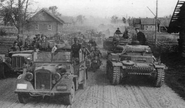 Grup Panzer III Nazi Jerman saat Operasi Barbarossa dalam Perang Dunia II, salah satu invasi paling besar dalam sejarah. (Sumber Wikimedia Commons)