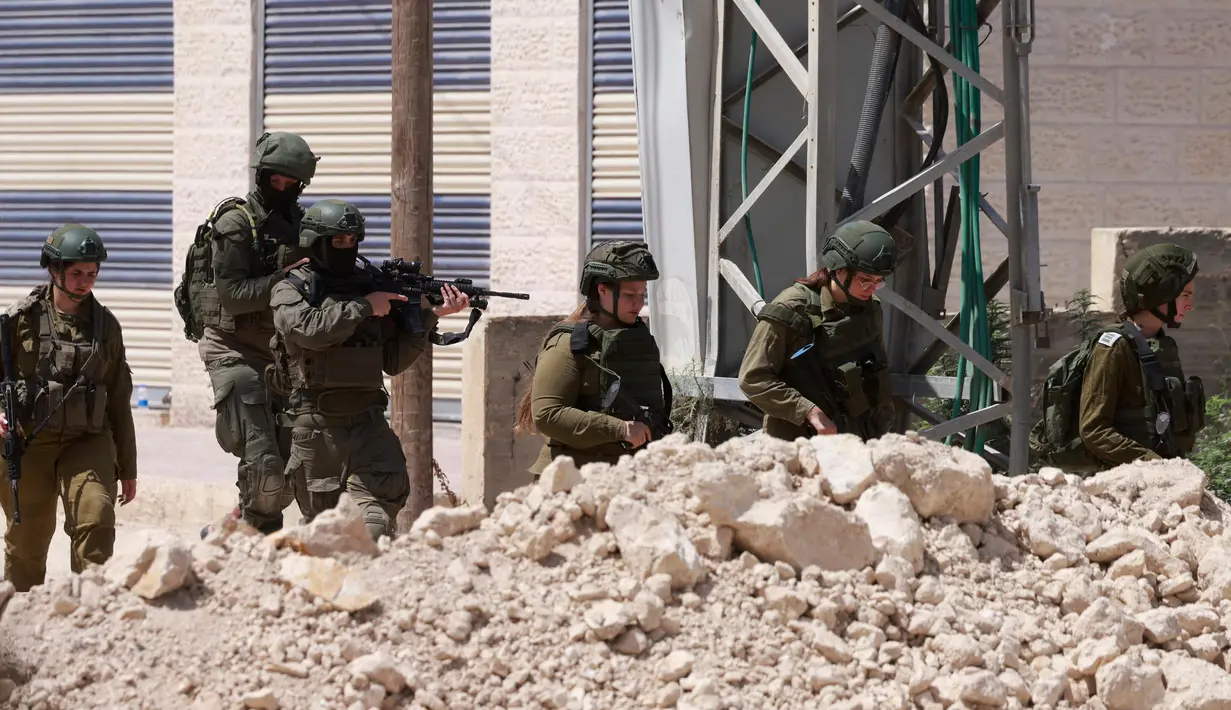 Bersenjata lengkap, militer Israel mencegah warga Palestina kembali ke rumah mereka. (Jaafar ASHTIYEH/AFP)