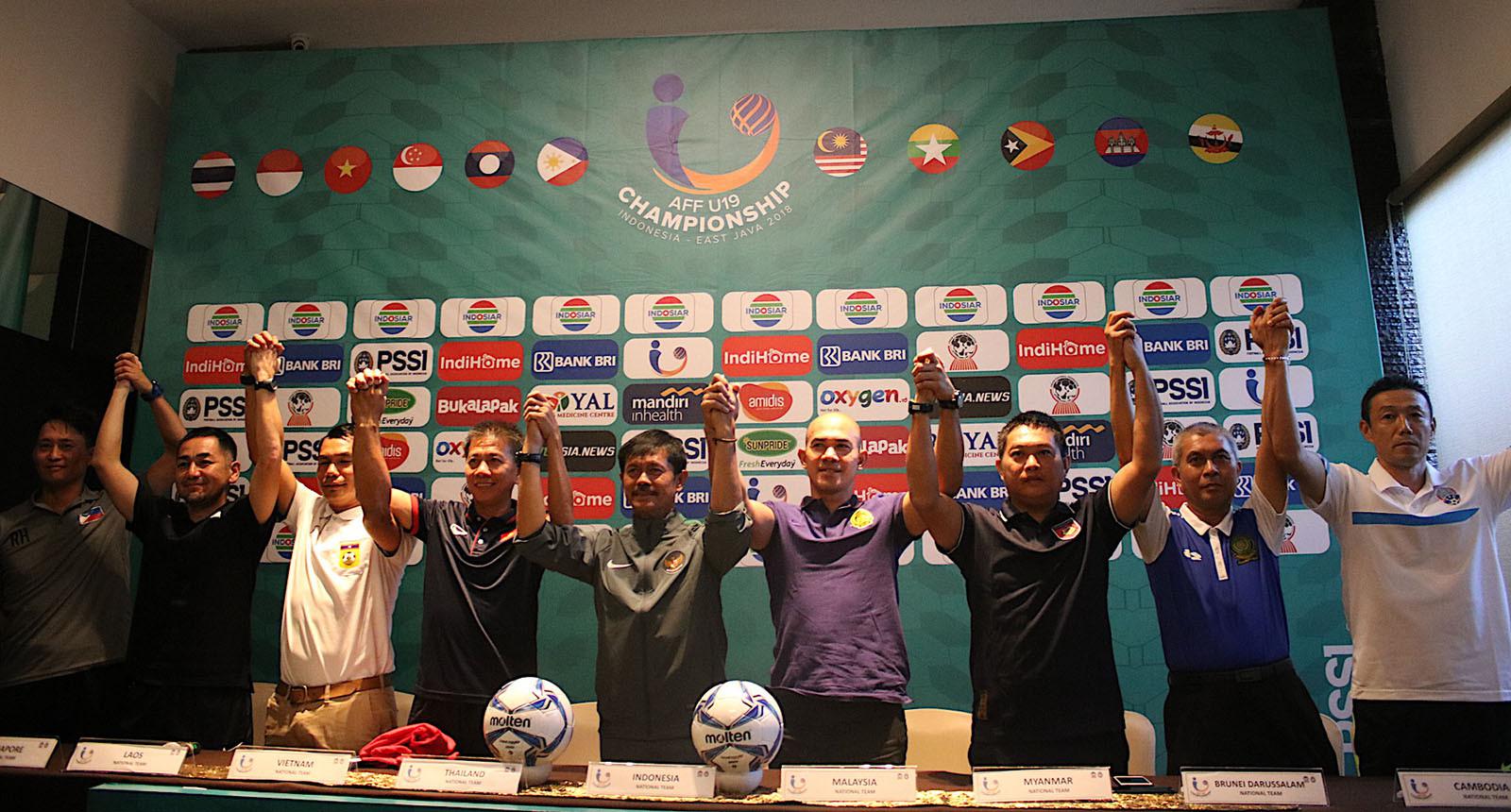 Pelatih tim peserta Piala AFF U-19 2018 berpose bersama dalam sesi konferensi pers di Surabaya, Sabtu (30/6/2018). (Bola.com/Aditya Wany)