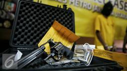 Senjata api Revolver made in USA digelar saat rilis di Polres Jakarta Utara, Senin (25/1). Dalam penggrebekan petugas berhasil menyita 20,74 Gram Sabu, sejumlah senjata api berikut  amunisi dan sebuah granat nanas aktif. (Liputan6.com/Faizal Fanani)