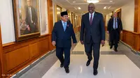 Menteri Pertahanan Republik Indonesia Prabowo Subianto melaksanakan pertemuan dengan Menteri Pertahanan Amerika Serikat Lloyd J. Austin III di Gedung Pentagon, Virginia, AS, Kamis (US SecDef).