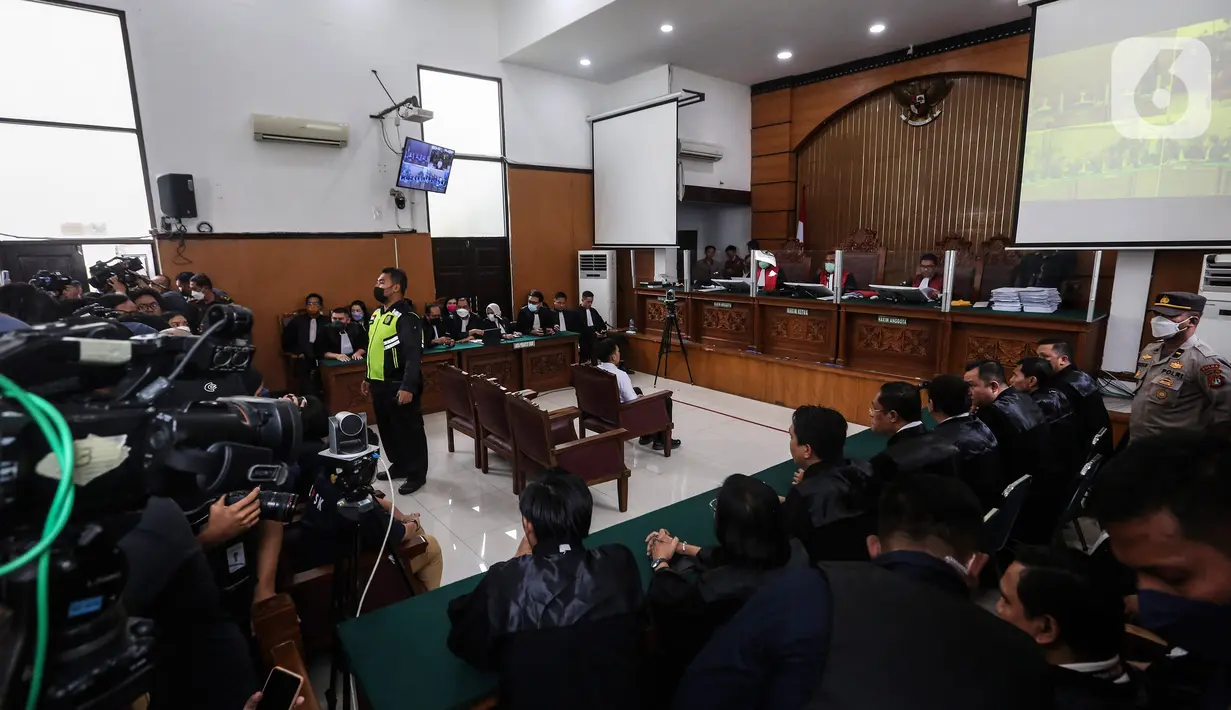 Suasana sidang kasus pembunuhan Brigadir Yosua Hutabarat dengan terdakwa Richard Eliezer Pudihang Lumiu di Pengadilan Negeri Jakarta Selatan, Rabu (15/2/2023). Jaksa meyakini Eliezer melakukan tindak pidana secara bersama-sama merampas nyawa Yosua. (Liputan6.com/Johan Tallo)