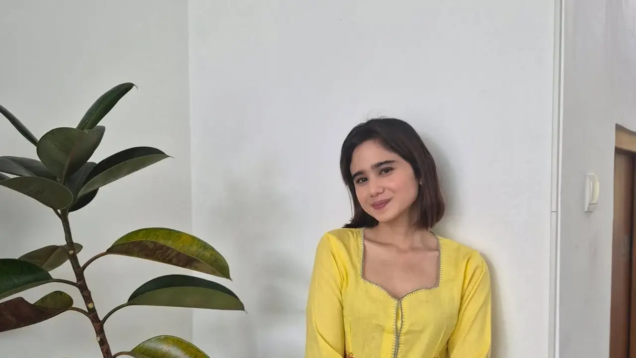 Kebaya Nggak Melulu Formal, Tissa Biani Buktikan Bisa Dipakai Santai dengan Jeans