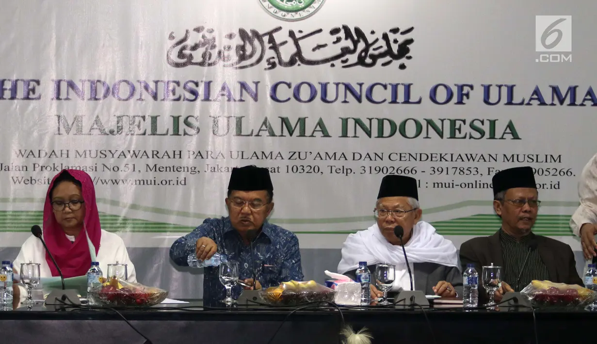 Wapres Jusuf Kalla (dua kiri) dan Menlu Retno Marsudi (kiri) memberi sambutan saat mengunjungi Majelis Ulama Indonesia (MUI) di Jakarta, Selasa (6/3). Pertemuan dalam rangka silaturahmi dan membicarakan perdamaian Afghanistan. (Liputan6.com/Angga Yuniar)