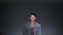 Seorang model berjalan di atas catwalk memperagakan koleksi rancangan Musa Widyatmodjo bertema "Luxury Man" di ajang JFFF di Jakarta, Jumat (22/5/2015). Rancangan Musa Widyatmodjo bertema "Luxury Man". (Liputan6.com/Faizal Fanani)