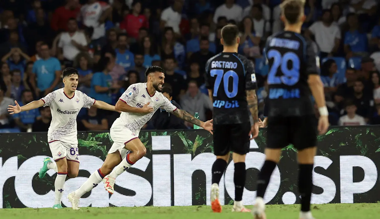 Fiorentina berada pada posisi empat dengan 17 poin, sedangkan Napoli di bawahnya dengan 14 poin. (Alessandro Garofalo/LaPresse via AP)