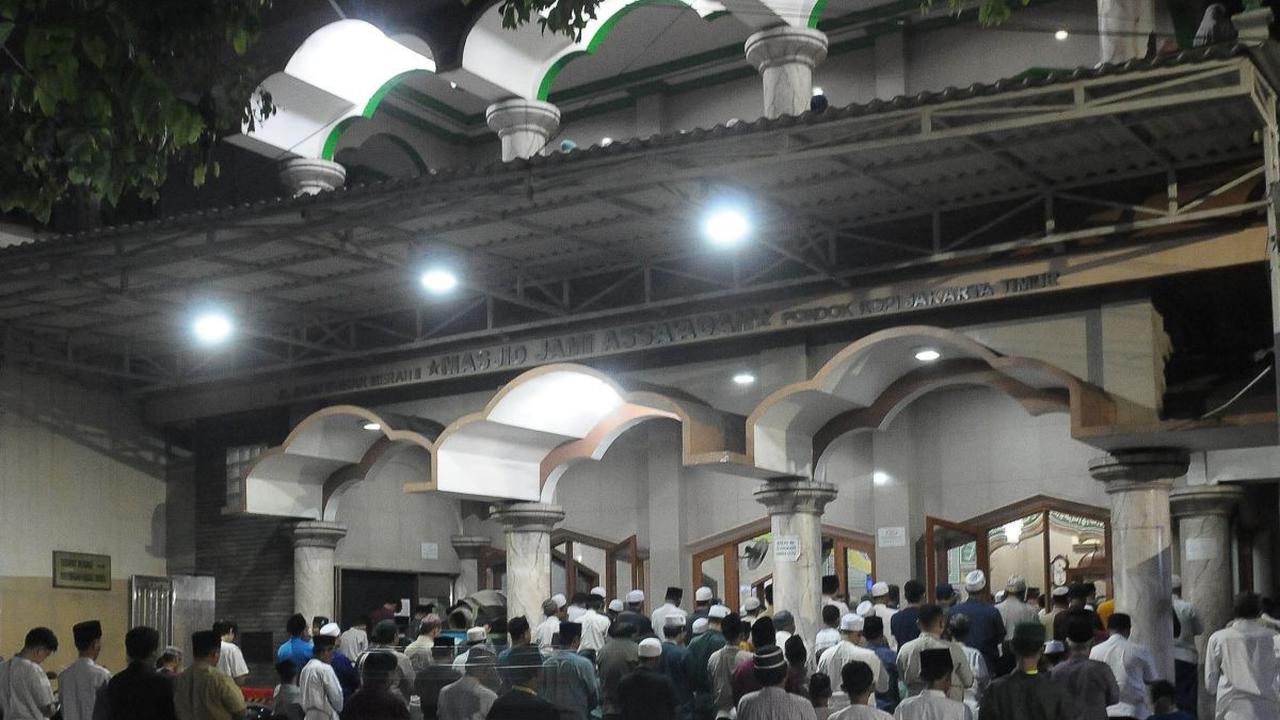 Malam pertama bulan suci Ramadan 1445 Hijriah, masjid-masjid di Jakarta dipadati umat Muslim yang antusias melaksanakan salat tarawih berjemaah. Suasana di dalam masjid pun begitu khidmat dan penuh kekhusyukan. Foto: merdeka.com / Imam Buhori<br>