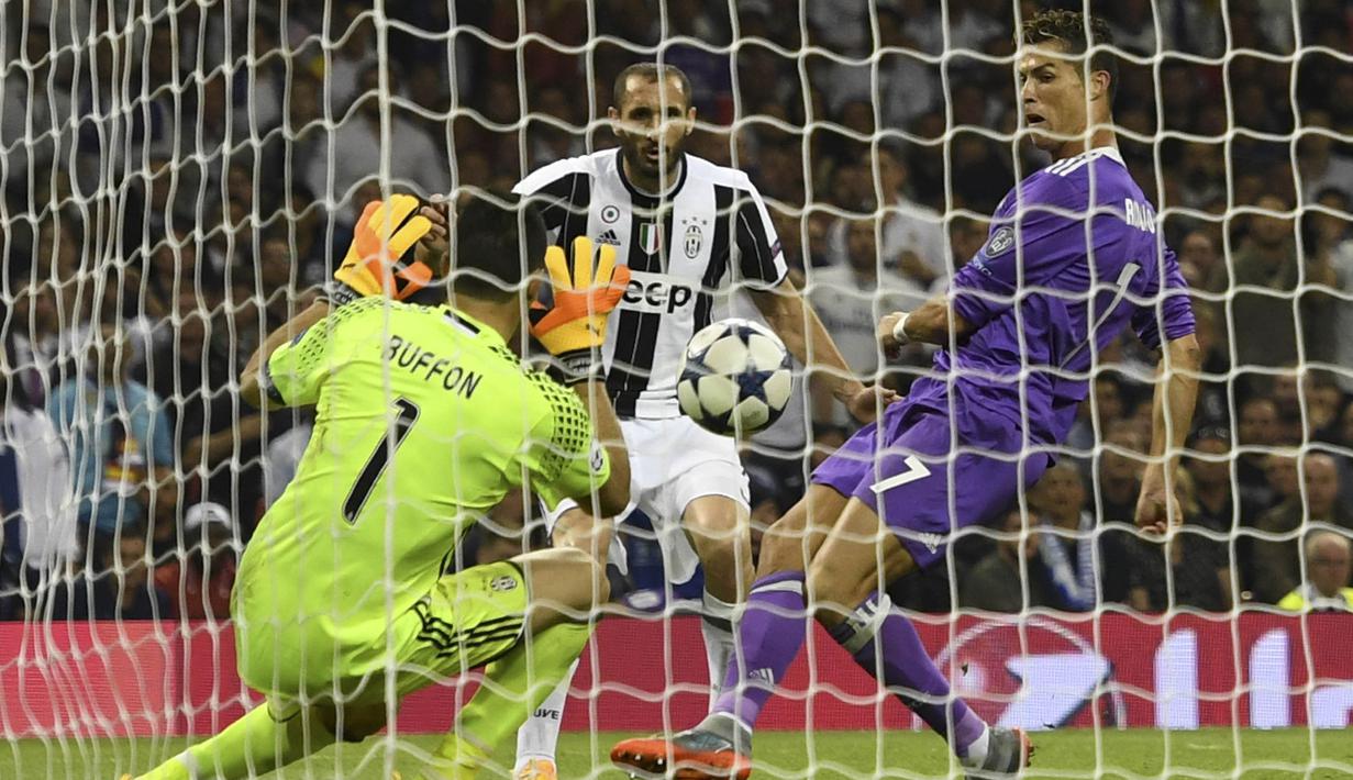 Striker Real Madrid, Cristiano Ronaldo, mencetak gol ke gawang Juventus pada laga final Liga Champions di Stadion Millennium, Cardiff, Wales, Sabtu, (3/6/2017). Real Madrid menang 4-1. (AFP/Glyn Kirk)