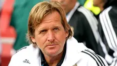 Real Madrid's manager Bernd Schuster looks on before the game against SV Hamburg during the Emirates Cup competition at the Emirates stadium in north London, on August 2, 2008. AFP PHOTO/CHRIS RATCLIFFE 