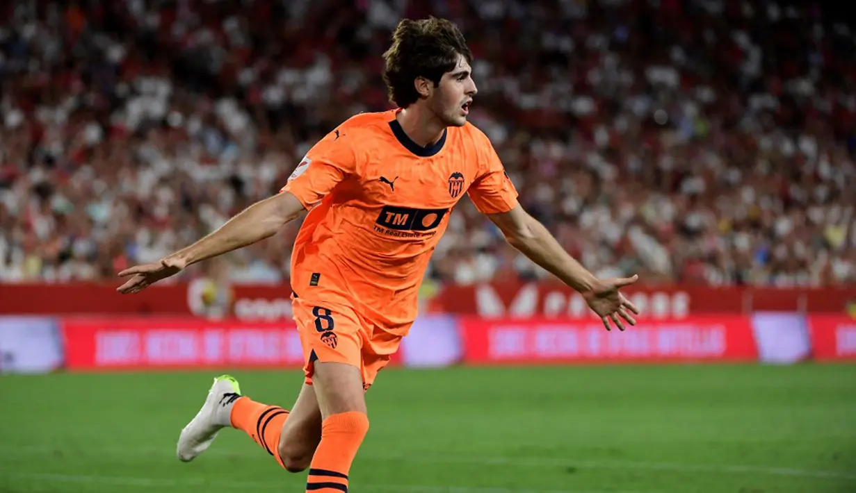 Pada menit ke-88, Valencia sukses mencetak gol kedua. Javi Guerra melakukan tembakan dengan kaki kanan dari bagian tengah kotak 16 ke sudut kiri atas. Assist oleh Hugo Duro dan membuat kedudukan menjadi 2-1 untuk Valencia hingga laga berakhir. (CRISTINA QUICLER/AFP)