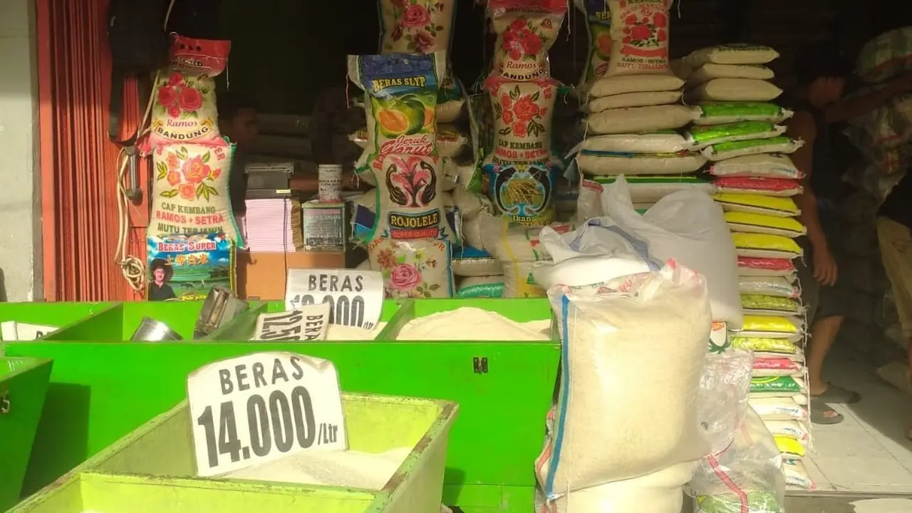 Salah satu kios beras yang berada di Jalan Raya Sawangan, Depok