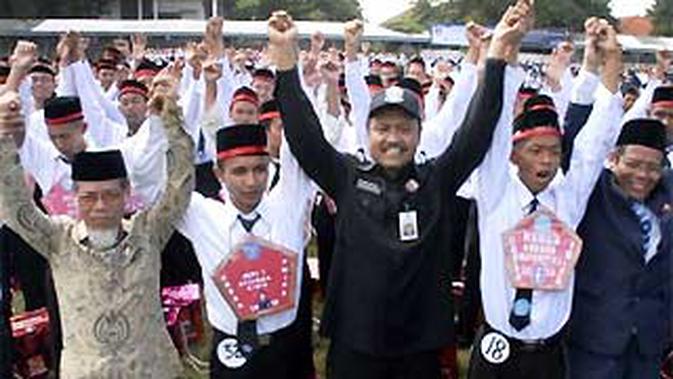 Deklarasi Gerakan Mahasiswa Untuk Indonesia Bebas Korupsi di Kampus Unesa, Surabaya, Jatim, Selasa (24/8). Deklarasi ini diikuti 6000 lebih mahasiswa. (Antara)