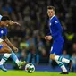 Pemain Chelsea Raheem Sterling (kanan) berebut bola dengan pemain Manchester City Aymeric Laporte pada pertandingan sepak bola putaran ketiga Piala Liga Inggris atau Carabao Cup di Etihad Stadium, Manchester, Inggris, 9 November 2022. Manchester City menang 2-0. (AP Photo/Dave Thompson)