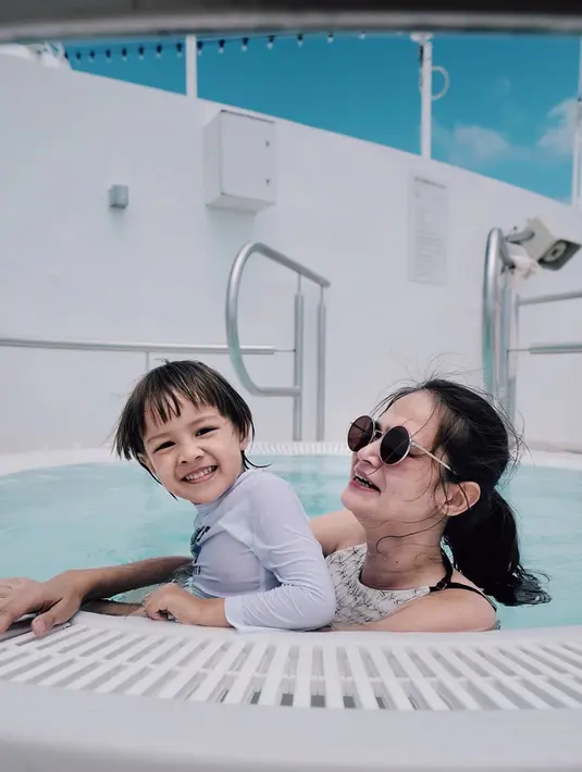 Kini waita 31 tahun ini sudah jarang tampil di layar kaca, Sabai memilih fokus menjadi istri dan ibu rumah tangga. Bahkan untuk mengasuh Bjorka ia melakukannya bersama sang suami tanpa bantuan baby sitter. Begini momen kompak keduanya saat berenang bersama. (Liputan.com/IG/@sabaidieter)