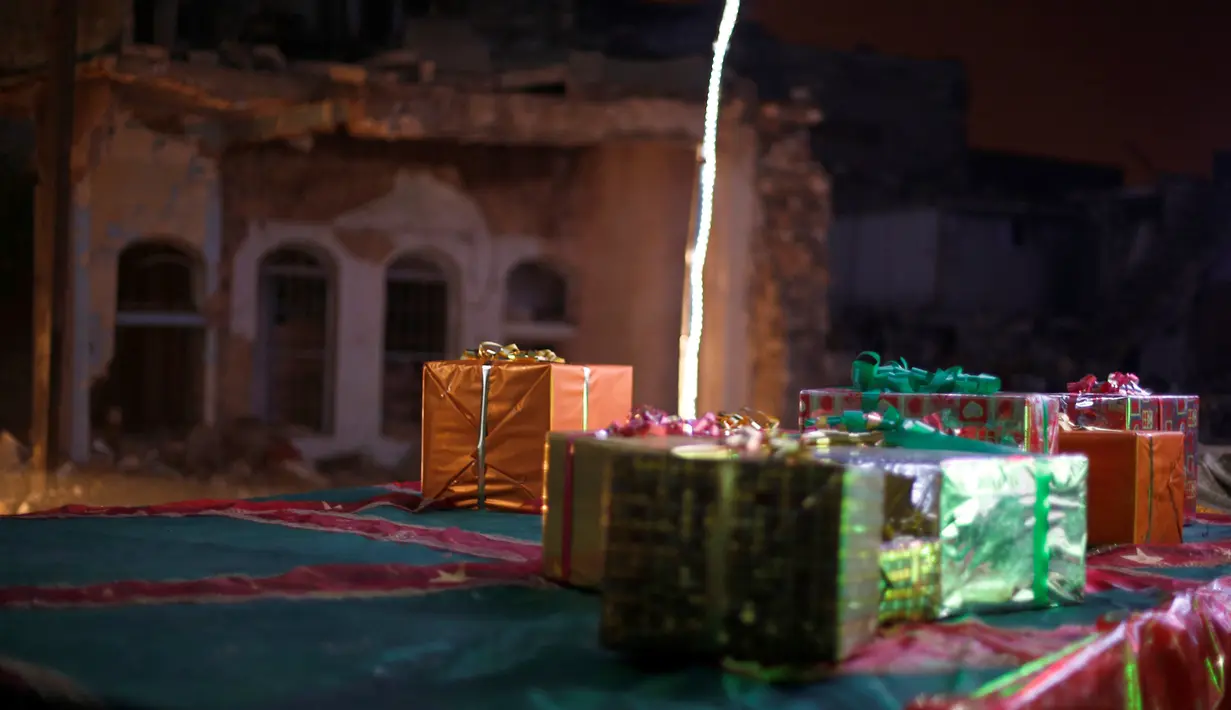 Sejumlah kado berjejer saat perayaan malam Natal di kawasan Al-Hamidiyah kota tua Homs, Suriah, (24/12). (REUTERS/Omar Sanadiki)