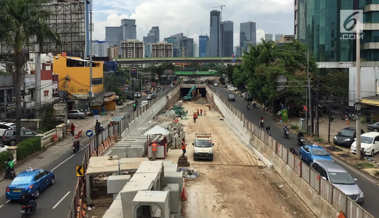 Sejumlah pekerja menyelesaikan pembangunan proyek underpass Mampang-Kuningan, Jakarta, Senin (29/1). Proyek terowongan ini molor disebabkan adanya instalasi kabel PT PGN dan Palyja yang belum bisa dipindahkan. (Liputan6.com/Immanuel Antonius)