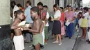 Foto yang diambil pada tanggal 27 Juli 1990 di Havana menunjukkan orang-orang Kuba mengantre untuk mendapatkan roti di depan sebuah toko roti karena kekurangan makanan. (AFP/David Hernandez)