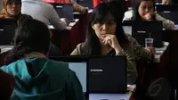 Beberapa peserta tes CPNS melakukan simulasi sistem tes seleksi CPNS berbasis on-line di Jakarta, (20/8/2014). (Liputan6.com/Miftahul Hayat)