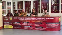 Rektor Universitas Katolik Santo Thomas, Prof. Maidin Gultom (dua dari kanan) (Reza Efendi/Liputan6.com)