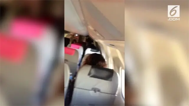 Pria dan wanita terpergok sedang melakukan hubungan intim di pesawat. Momen itu terjadi dalam penerbangan menuju Meksiko.