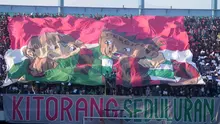 Pemandangan koreografi yang disuguhkan Slemania dalam laga PSS melawan Persipura di Stadion Maguwoharjo, Kamis (19/9/2019). (Bola.com/Vincentius Atmaja)