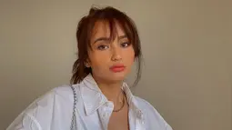Sebelum se-populer sekarang, bintang sinetron Dua Dunia Salma ini memulai kariernya dengan menjadi figuran untuk beberapa judul sinetron, film hingga FTV. Diketahui Gabriella Desta pertama kali jadi figuran saat masih duduk di bangku SMP. Artis kelahiran 1996 ini juga pernah menuturkan jika ia menjadi figuran selama 4 tahun dengan bayaran hanya Rp 75 ribu. (Liputan6.com/IG/@gabrielladestaaa_)